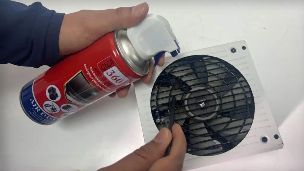 منبع تغذیه (PSU) را تمیز کنید