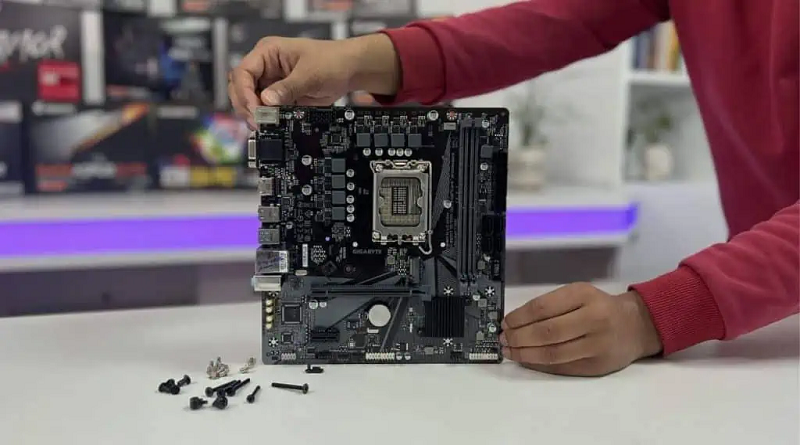 آیا مادربردها (Motherboard ) همراه با پیچ نصب عرضه می‌شوند؟