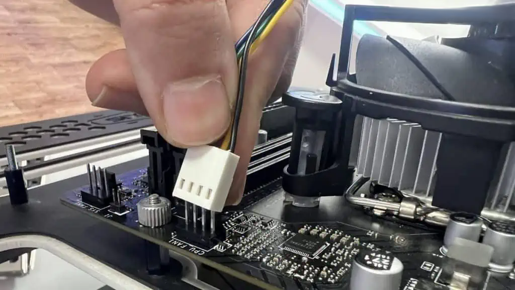 اتصال فن CPU به هدر مادربرد